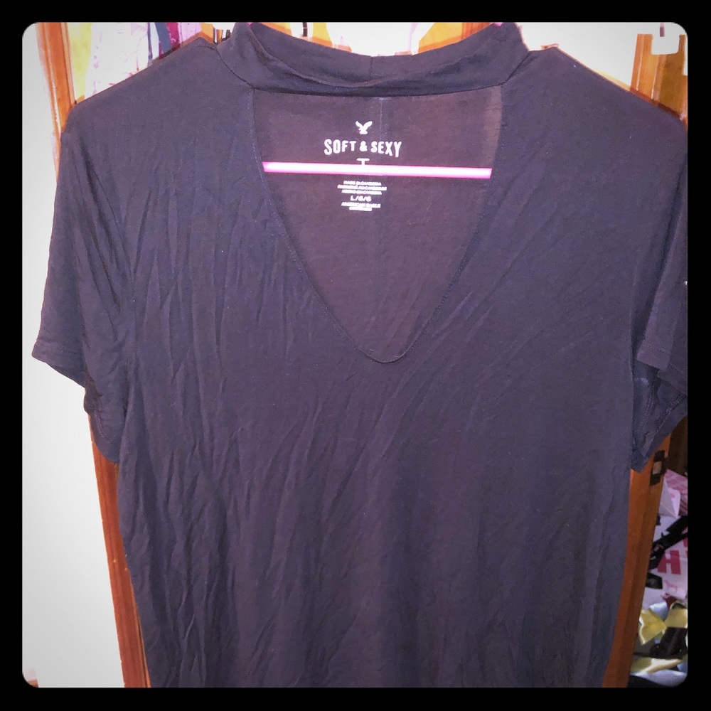 Black t shirt.